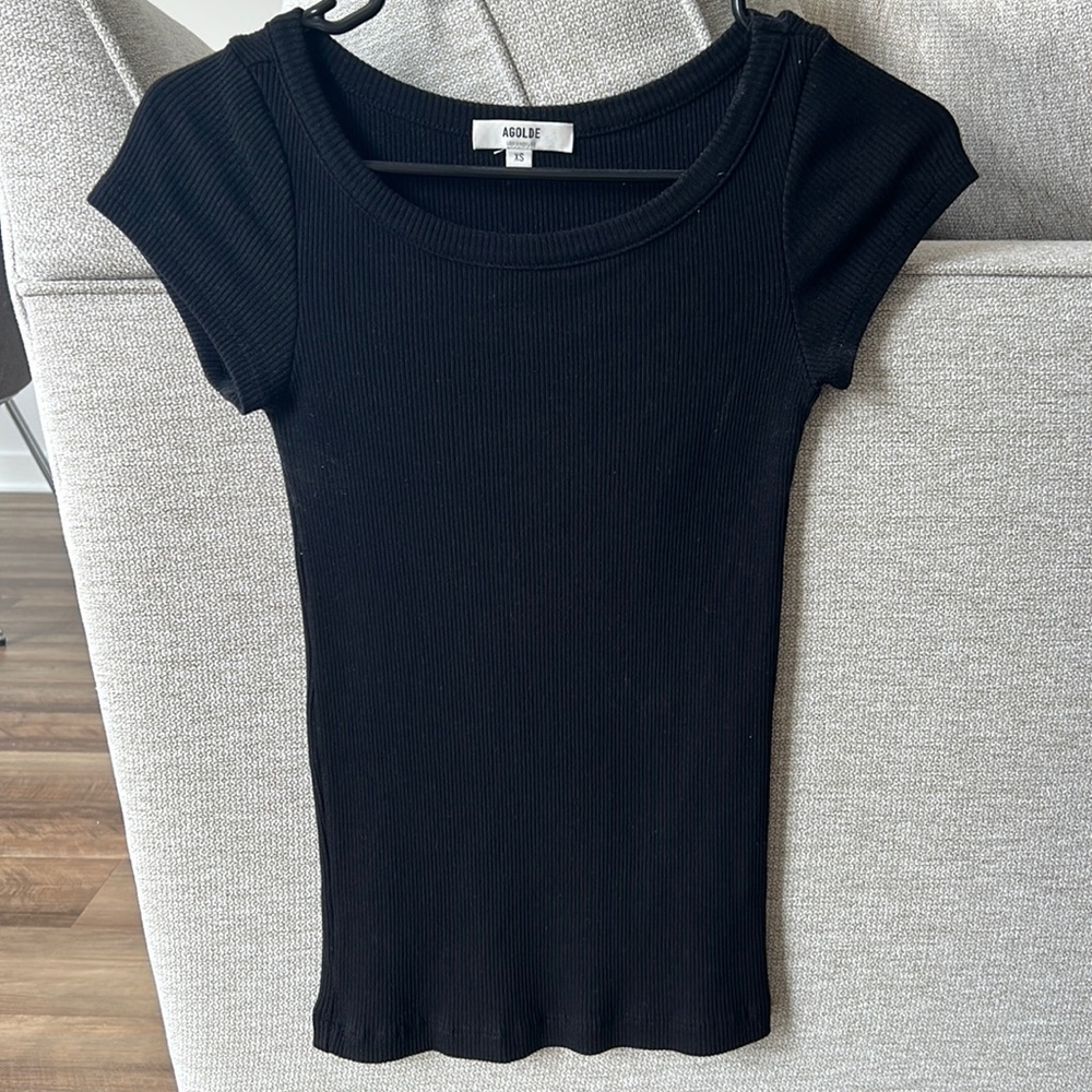 AGOLDE 90’s Scoop Neck Fitted Ribbed Tee in Black- Xs